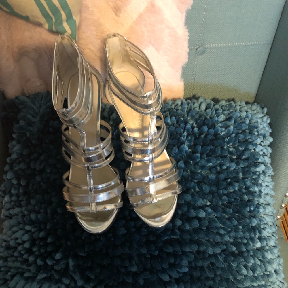 Silver strappy!